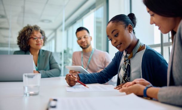 Des établissements qui proposent de l’alternance aident les futurs apprentis à trouver leur contrat.