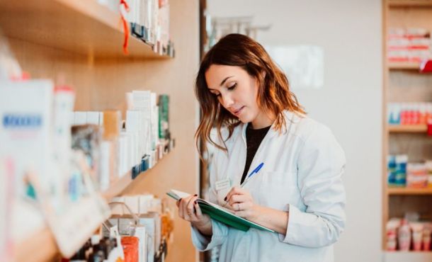 Métier : comment devenir préparateur en pharmacie ?