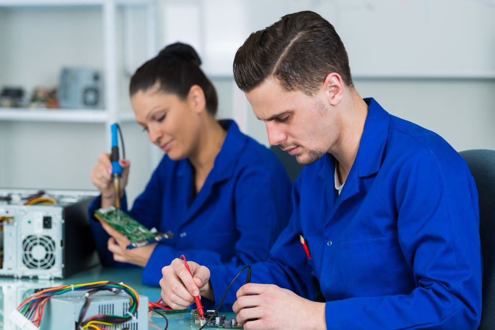 Un technicien électronicien installe, répare et entretient des systèmes et équipements électroniques.