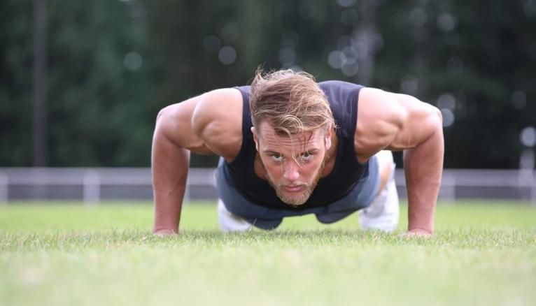 Teddy jongle entre deux jobs en attendant peut-être de devenir coach sportif à temps plein.