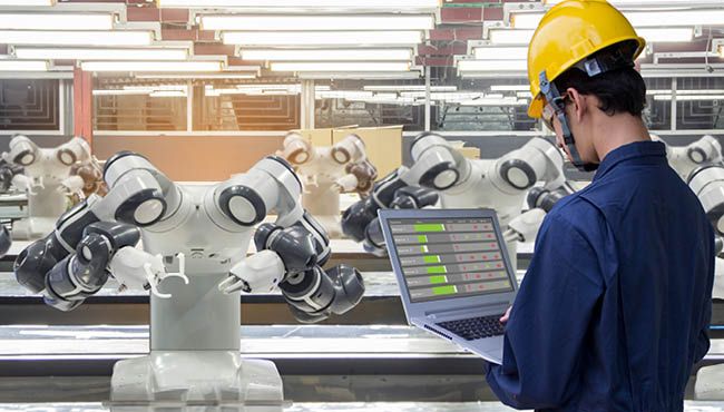 L'ingénieur IoT (l'internet des objets) manie l’électronique, l’informatique, et la robotique.