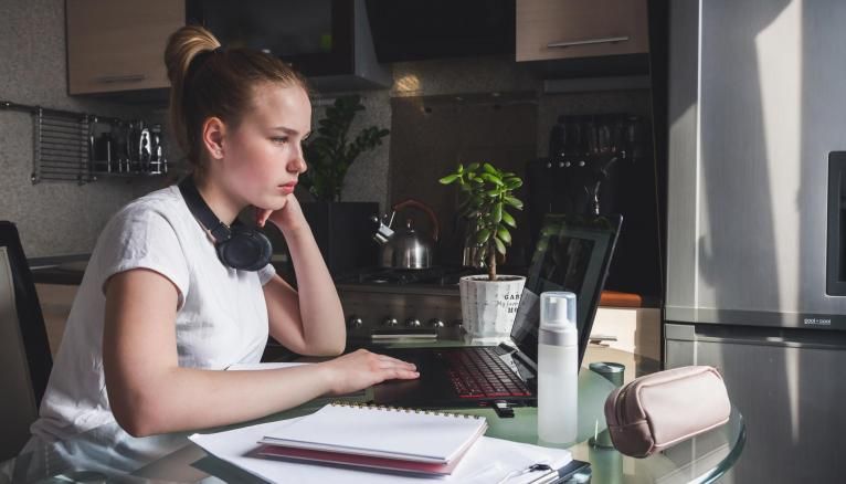 En présentiel ou à distance, la communication, avec votre maître de stage et vos collègues, est la clé d'un stage réussi.