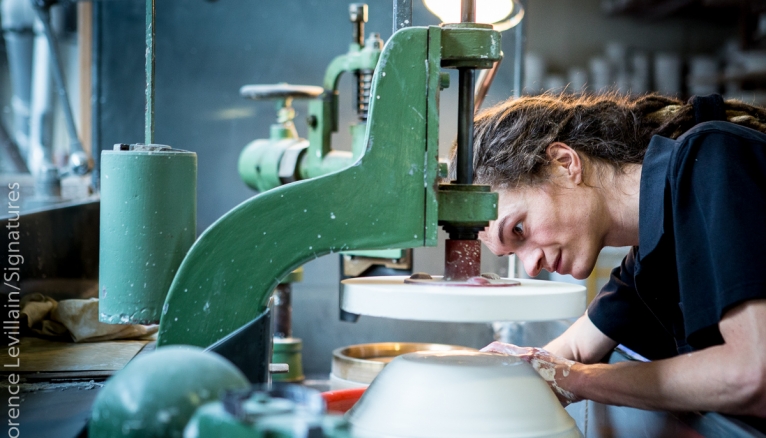 Alexandre a intégré la Manufacture nationale de Sèvres après un BMA (brevet des métiers d’arts) céramique.
